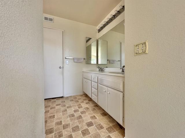 Detail Gallery Image 11 of 25 For 579 via La Paloma, Chula Vista,  CA 91910 - 4 Beds | 3 Baths