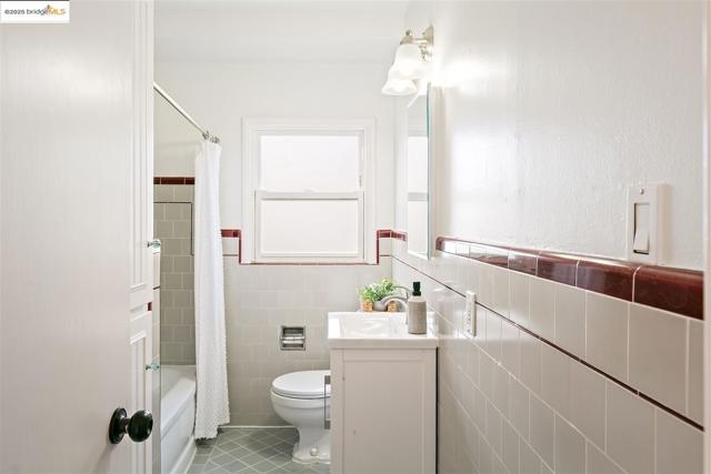 1009 Richmond st, El Cerrito CA: https://media.crmls.org/mediaz/9a0792a2-fd67-46d6-813f-4c7b5d1c9dd6.jpg