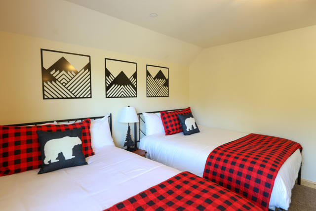289 Stony Creek Road, Big Bear CA: https://media.crmls.org/mediaz/9a0803d9-622d-4043-8385-04fb95e1af99.jpg