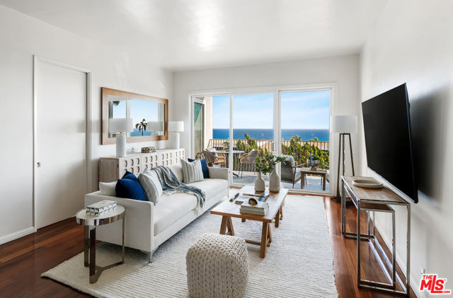18111 Coastline Drive, Malibu CA: https://media.crmls.org/mediaz/9a08ca94-03dd-497b-b6f3-45454112e34f.jpg