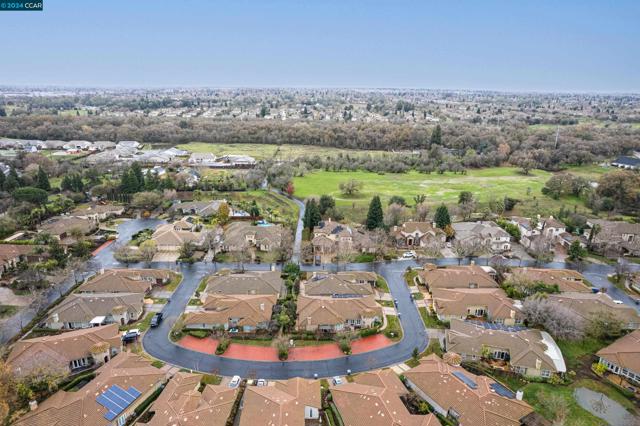 8702 Pasatiempo Circle, Roseville CA: https://media.crmls.org/mediaz/9a099916-f588-4508-8354-c1b9c7835974.jpg