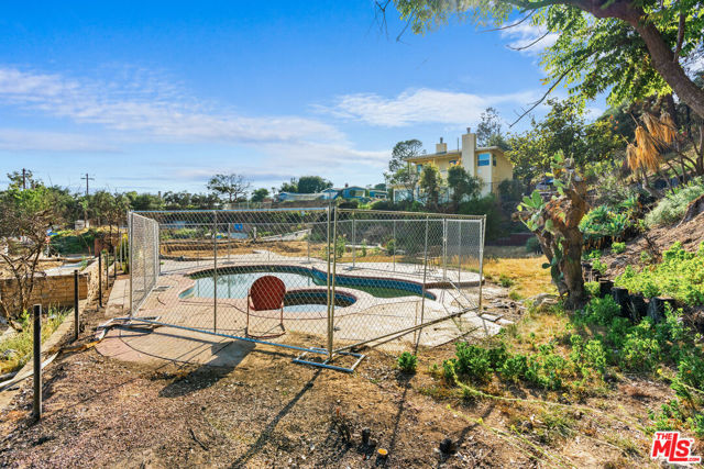 3314 Rubio Crest Drive, Altadena CA: https://media.crmls.org/mediaz/9a09df99-9078-4764-b1f0-06d10465e0d9.jpg