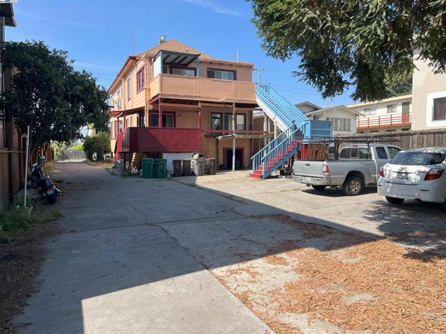 2324 9Th Ave, Oakland CA: https://media.crmls.org/mediaz/9a0a2548-a90f-4c31-bab6-cca200105d4d.jpg
