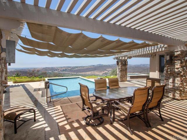 6095 Lake Vista Drive, Bonsall CA: https://media.crmls.org/mediaz/9a0abb70-a263-449a-9843-ebba0adef05c.jpg