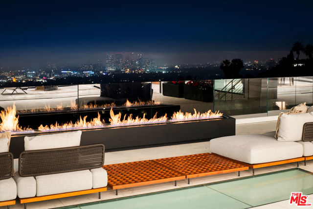 1108 Wallace, Beverly Hills CA: https://media.crmls.org/mediaz/9a0ae301-5f3c-4cc4-9272-92218abc17e2.jpg