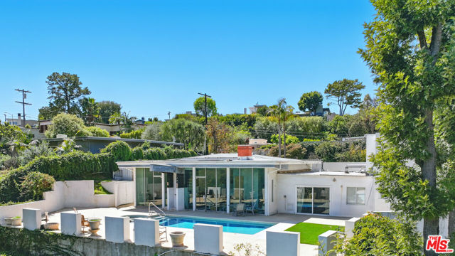 2442 Green View Place, Los Angeles CA: https://media.crmls.org/mediaz/9a0b68b3-bb00-4106-98a1-9d2114f86c4b.jpg