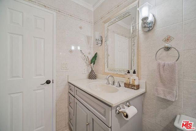 9520 Via Tivoli, Burbank CA: https://media.crmls.org/mediaz/9a0bf665-e740-4b54-baef-8f77aca1d441.jpg