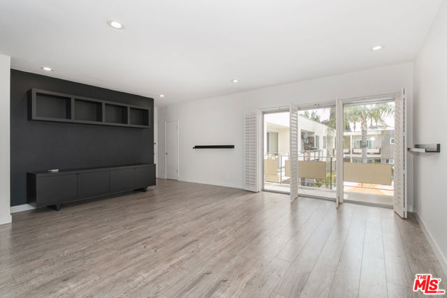 1233 N Laurel Avenue, West Hollywood CA: https://media.crmls.org/mediaz/9a0d9d29-ccea-4909-9077-21e1ca1dcd78.jpg