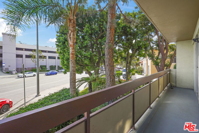 321 S San Vicente Boulevard, Los Angeles CA: https://media.crmls.org/mediaz/9a0e0741-fd77-448a-92d5-c22feae44424.jpg