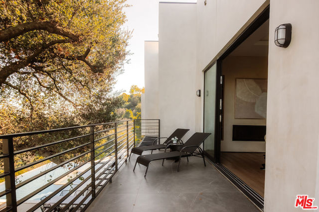 13331 Mulholland Drive, Beverly Hills CA: https://media.crmls.org/mediaz/9a0e79a9-d1a5-48a4-aebe-07aefaaf8c08.jpg