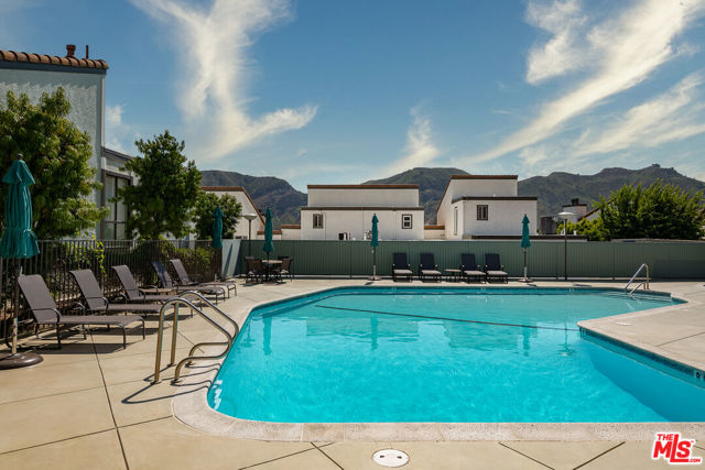 17109 Palisades Circle, Pacific Palisades CA: https://media.crmls.org/mediaz/9a0ec4b1-0dfa-4187-ac83-9cf808abc9fc.jpg