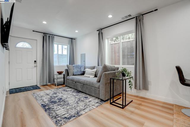 3254 Keith Ave, Castro Valley CA: https://media.crmls.org/mediaz/9a1049f3-e70d-4c5c-8685-e783788ec5ff.jpg