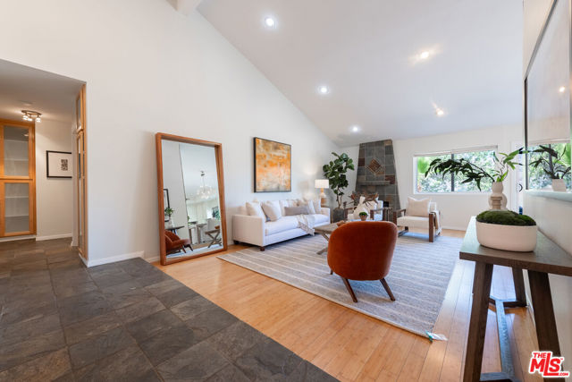 8919 Moorcroft Avenue, West Hills CA: https://media.crmls.org/mediaz/9a10bbb0-2c24-4930-a127-353152b3a0d9.jpg