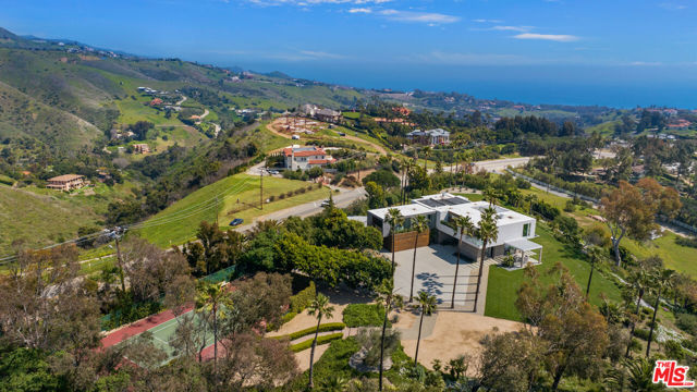 5601 Kanan Dume Road, Malibu CA: https://media.crmls.org/mediaz/9a10c4fb-78f3-4e9b-991d-39a4560b5f86.jpg