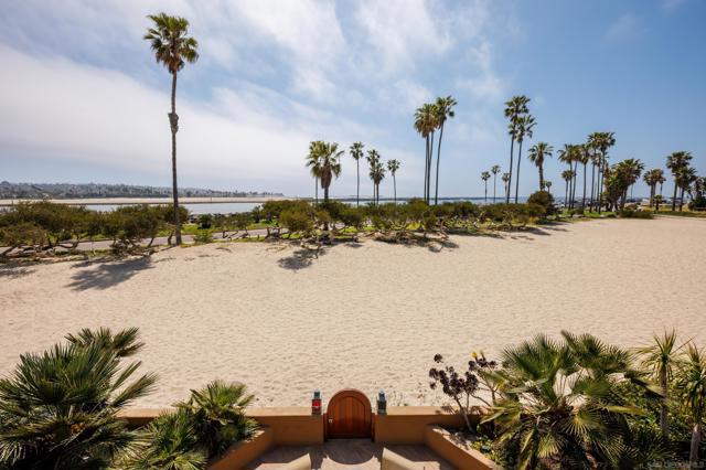2617 Ocean Front Walk, San Diego CA: https://media.crmls.org/mediaz/9a11dd28-750a-4330-8e13-acad285ef8fb.jpg