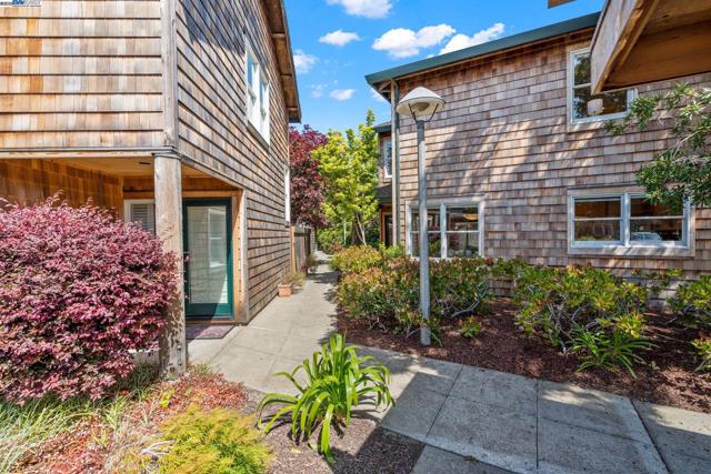 642 Centre Ct, Alameda CA: https://media.crmls.org/mediaz/9a11f1f9-03cd-4369-a5bb-a202fa01308c.jpg
