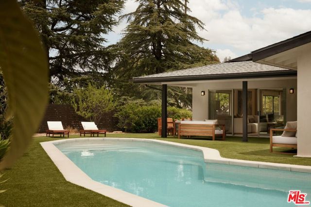 15674 Royal Ridge Road, Sherman Oaks CA: https://media.crmls.org/mediaz/9a12ab9d-6e77-4e9e-8505-a4242f1d6e06.jpg
