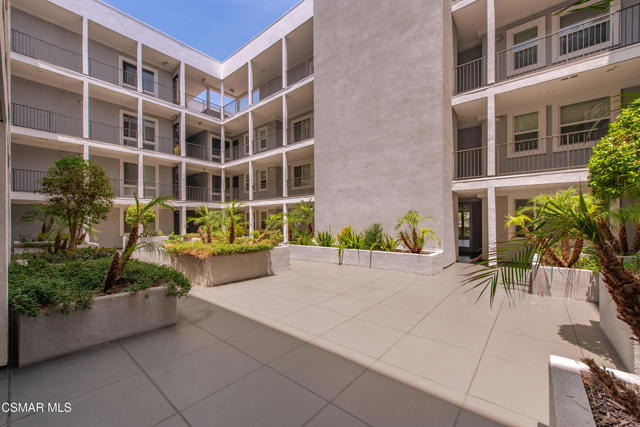 10878 Bloomfield Street, Toluca Lake CA: https://media.crmls.org/mediaz/9a12abb6-129c-4687-bb0e-f91fb4aaee1e.jpg