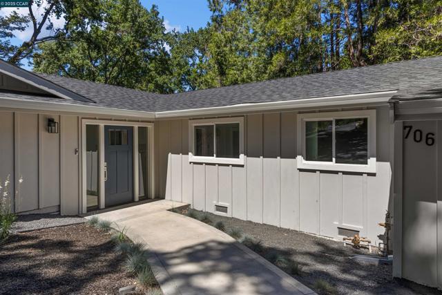 706 St Marys Rd, Lafayette CA: https://media.crmls.org/mediaz/9a12ca66-8fd7-4518-9441-f7a8b2e354ac.jpg
