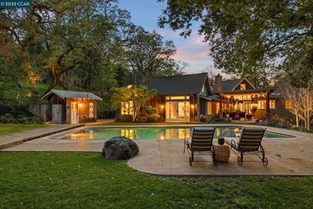 15 Cascade Ln, Orinda CA: https://media.crmls.org/mediaz/9a12ef4e-c634-46a9-bfec-a9f223d8429f.jpg