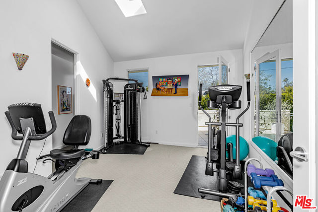 222 Avondale Avenue, Los Angeles CA: https://media.crmls.org/mediaz/9a13e041-c448-4731-a806-2c8e1e82ca79.jpg