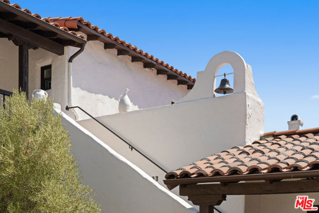 1304 1/2 N Harper Avenue, West Hollywood CA: https://media.crmls.org/mediaz/9a14b5d1-ce5a-4669-bf7c-7e0ab4e13bb8.jpg