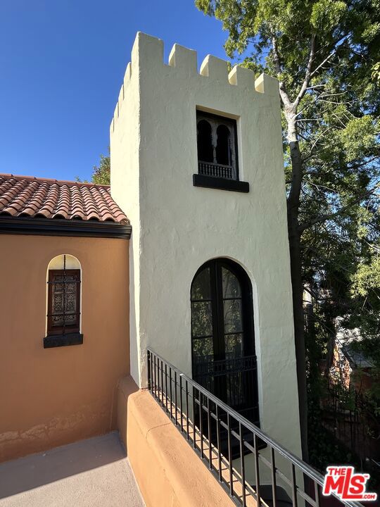 6655 Emmet Terrace, Los Angeles CA: https://media.crmls.org/mediaz/9a151035-45fc-4268-addb-e47c39a4ec6b.jpg
