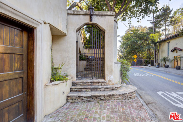 2880 NICHOLS CANYON Road, Los Angeles CA: https://media.crmls.org/mediaz/9a15152a-7517-43f5-aa3f-14f7ab631051.jpg