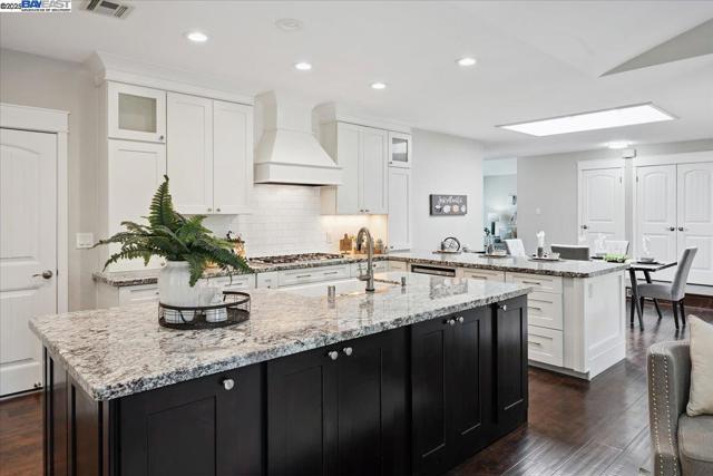 3186 Berkshire Ct, Pleasanton CA: https://media.crmls.org/mediaz/9a1715b1-f70a-4862-939f-fd9171e0b59e.jpg