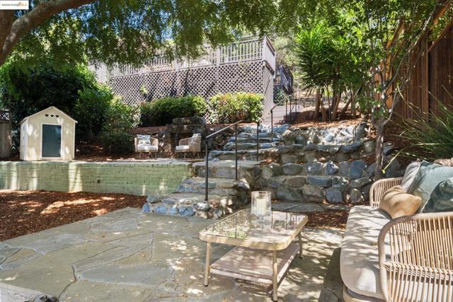 6314 Broadway Ter, Oakland CA: https://media.crmls.org/mediaz/9a175128-40d8-434b-891f-e23730497d7c.jpg