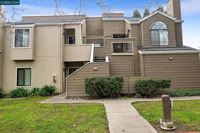 273 S Overlook Dr, San Ramon CA: https://media.crmls.org/mediaz/9a1753a7-71fd-43ba-a485-50ed24b1d204.jpg