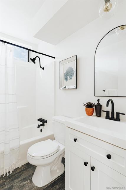 4652 Don Lorenzo Dr, Los Angeles CA: https://media.crmls.org/mediaz/9a17b8ce-6d14-435b-be3e-fd7481db8c1a.jpg