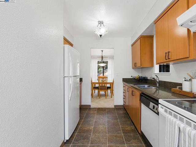 9 Moraine Court, Hercules CA: https://media.crmls.org/mediaz/9a18eb5c-09d2-42d3-99ea-c22c4afb0a08.jpg