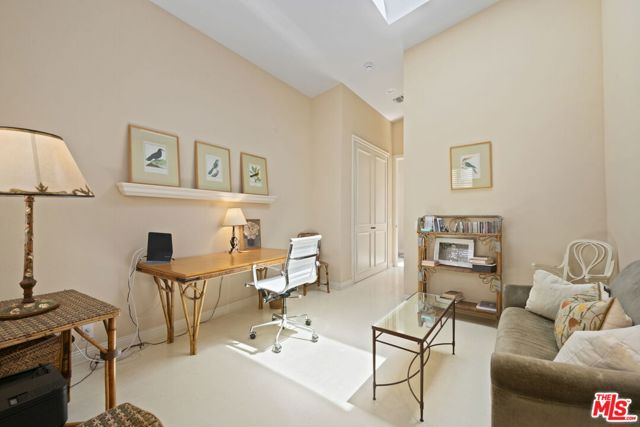 1634 Gilcrest Drive, Beverly Hills CA: https://media.crmls.org/mediaz/9a18f05c-0461-48db-b7fb-bbdba4d01eb5.jpg
