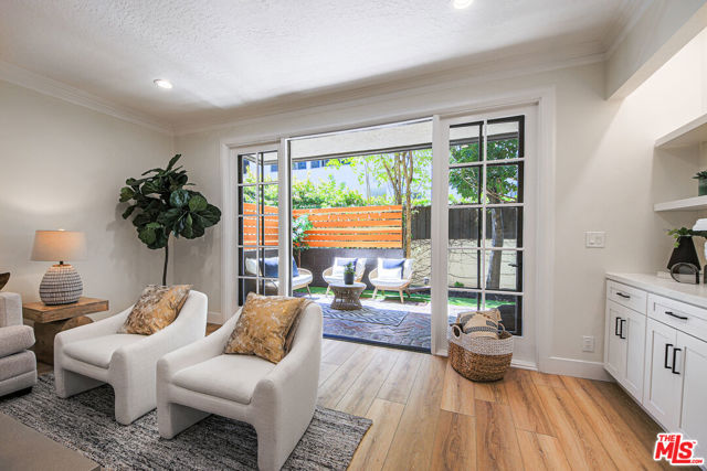 133 S Oakhurst Drive, Beverly Hills CA: https://media.crmls.org/mediaz/9a18f565-ecf3-4e8e-badb-78d1ed0f55b3.jpg