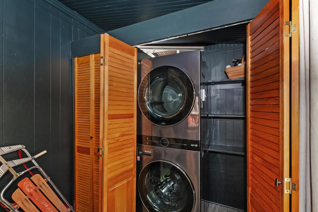300 E Aeroplane Boulevard, Big Bear CA: https://media.crmls.org/mediaz/9a192c92-b2a5-4c30-9d91-1ef56ba04e3c.jpg