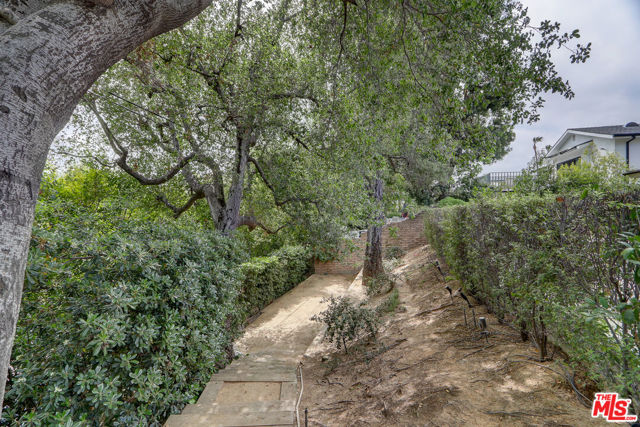 16314 Meadowridge Road, Encino CA: https://media.crmls.org/mediaz/9a196608-729b-41de-a76a-fb708b02cb9d.jpg