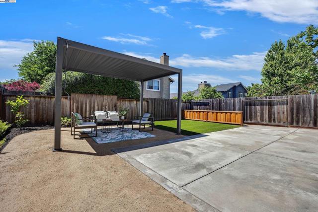2236 Oakland Ave, Pleasanton CA: https://media.crmls.org/mediaz/9a1a55a4-e9dd-4868-bda2-e75c8dc55898.jpg