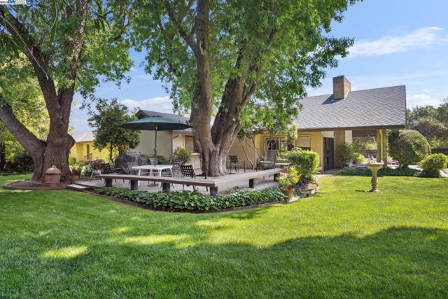 419 Burkhard Rd, Patterson CA: https://media.crmls.org/mediaz/9a1b3312-d86f-4f07-9ff3-8ef79bbe3756.jpg