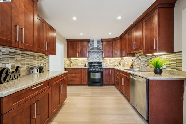 431 Alameda De Las Pulgas, Redwood City CA: https://media.crmls.org/mediaz/9a1b86e5-070a-4212-bf51-4ca1dfd1ad82.jpg