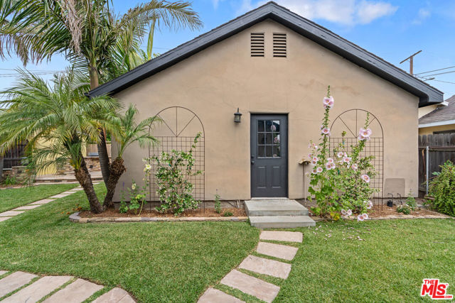 1865 E Villa Street, Pasadena CA: https://media.crmls.org/mediaz/9a1c0773-cee3-4e10-b755-589eeb477db4.jpg
