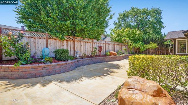 5517 Kirkwood Dr, Concord CA: https://media.crmls.org/mediaz/9a1c1fa7-da0b-4f6d-a005-68d02c68a902.jpg