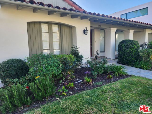 328 S Oakhurst Drive, Beverly Hills CA: https://media.crmls.org/mediaz/9a1c6d0c-74cd-4e11-8042-8de336cc2404.jpg