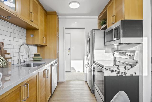 321 Warwick Ave, Oakland CA: https://media.crmls.org/mediaz/9a1c936a-392e-4d42-a4ce-82e224533b8e.jpg