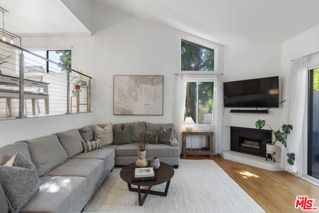 15157 Magnolia Boulevard, F photo 3