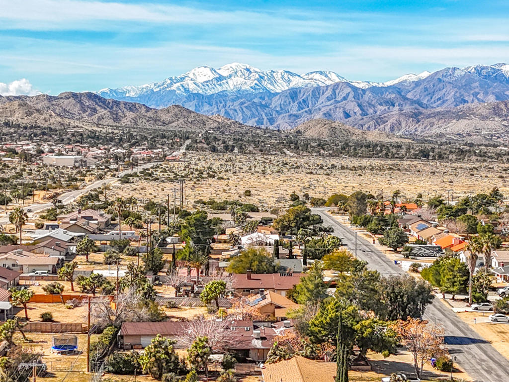 https://media.crmls.org/mediaz/9a1e040a-636e-4d84-98c3-c35e6be11bc8.jpg?preset=X-Large