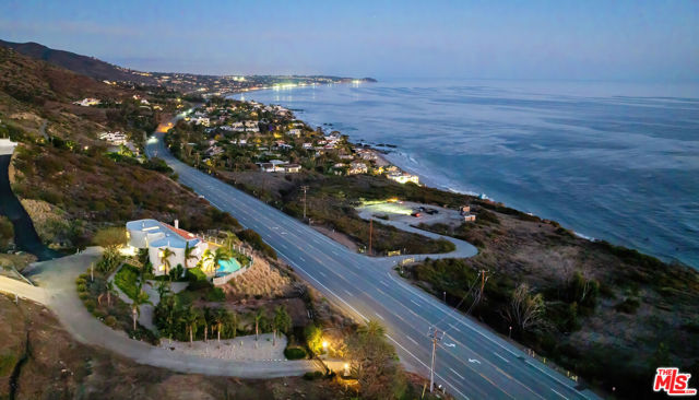 32215 Pacific Coast Highway, Malibu CA: https://media.crmls.org/mediaz/9a1e69bf-1e7e-46fd-8cf5-e68b0408d047.jpg
