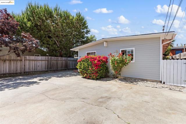1611 Julia St, Berkeley CA: https://media.crmls.org/mediaz/9a1ec514-28e7-49df-8c3d-076bc199204d.jpg