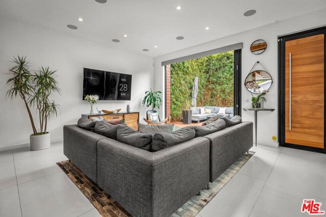 749 Oxford Ave Avenue, Venice CA: https://media.crmls.org/mediaz/9a1fc066-4886-4fe7-8314-042920acdc91.jpg