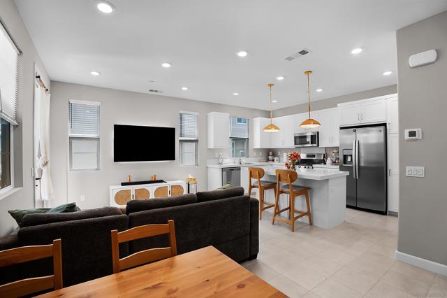 1221 Sunrise View, San Marcos CA: https://media.crmls.org/mediaz/9a205187-81fe-4546-94f4-01854501ceae.jpg